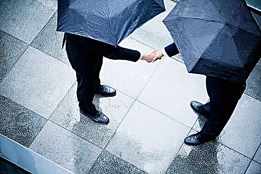 俯拍,两个,商务人士,拿着,伞,握手,雨