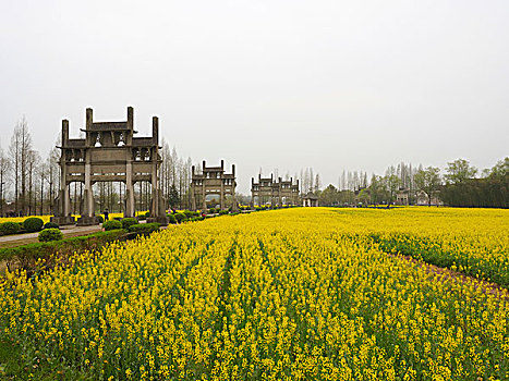 棠樾牌坊群和田园景色