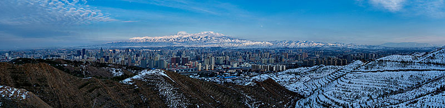 乌鲁木齐雅玛里克山拍摄乌鲁木齐冬季城市全景