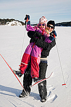 母亲,搂抱,女儿,滑雪坡