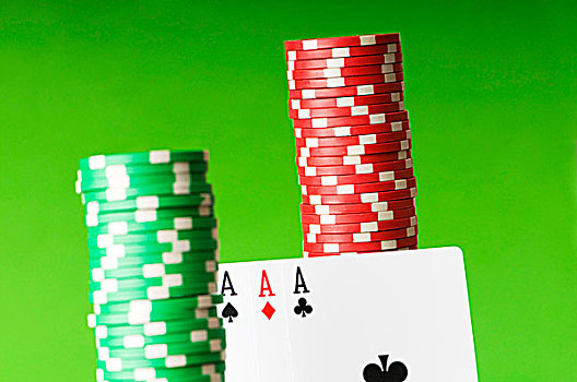 赌场,筹码,纸牌a,绿色背景