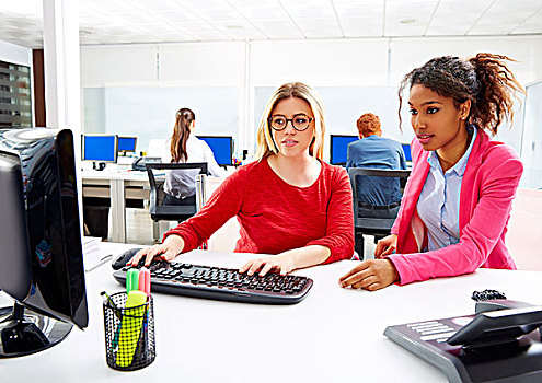 职业女性,团队,工作,书桌,电脑,多种族