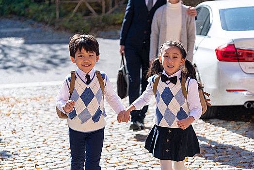 年轻夫妻接孩子放学