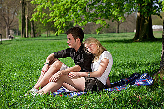 年轻,情侣,坐,野餐毯,公园