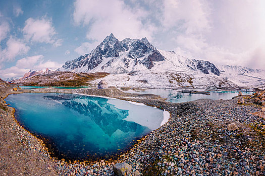 中国新疆独库公路雪山冰湖