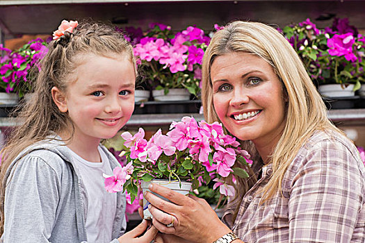 母女,微笑,拿着,粉色,植物,花卉商店