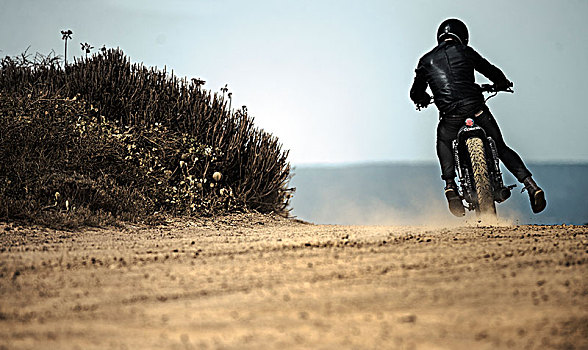 后视图,男人,穿,安全帽,黑色,皮革,骑,咖啡,竞速,摩托车,尘土,土路