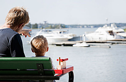 后视图,男性,幼儿,父亲,看,船,港口,芬兰