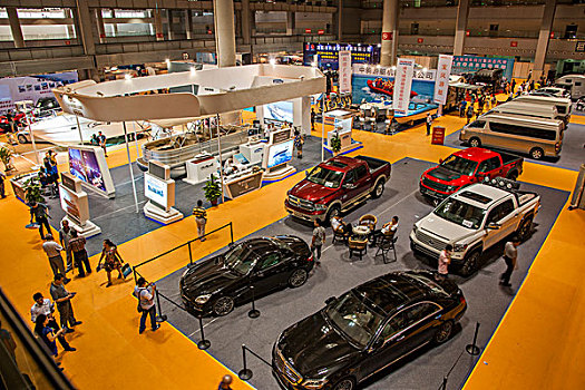 重庆休闲用品展示博览会上的汽车与房车