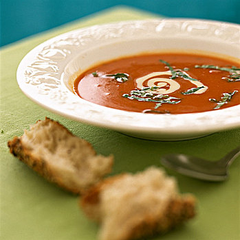 西红柿汤,酥皮面包