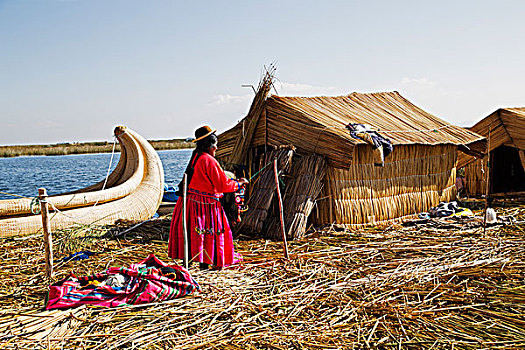 女人,秘鲁人,衣服,站立,靠近,稻草,房子,浮岛,提提卡卡湖,秘鲁