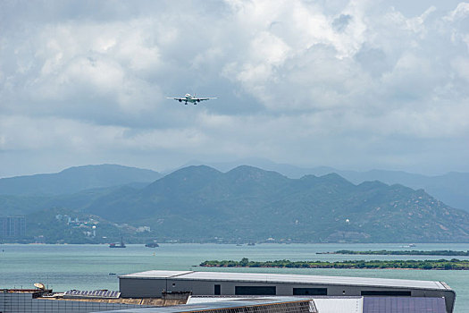 一架新加坡航空的客机正降落在香港国际机场