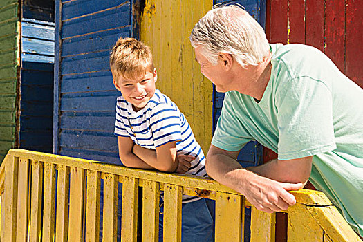 特写,高兴,爷爷,孙子,靠着,栏杆,海滩,小屋