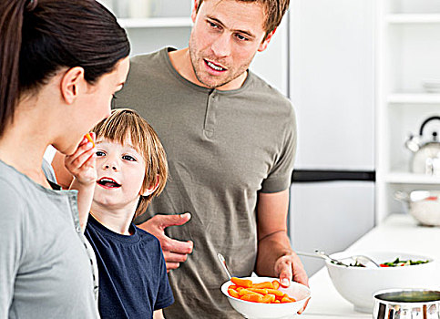 小男孩,给,母亲,胡萝卜,准备,午餐,厨房