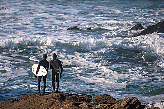两个,冲浪,站立,岩石上,等待,机遇,进入,海洋,小,纽基,康沃尔