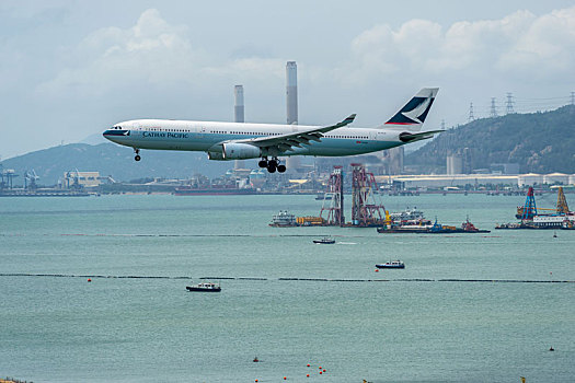 一架香港国泰航空的客机正降落在香港国际机场