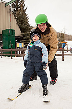 父亲,儿子,戴着,头盔,滑雪,滑雪区,赤鹿,艾伯塔省,加拿大