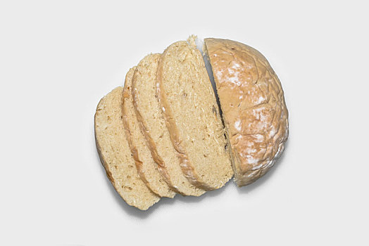 全麦面包切片孤立在白色的背景上