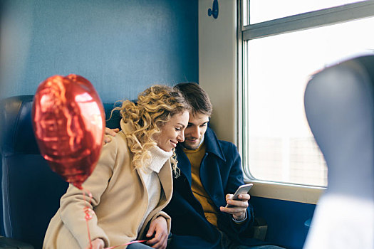 情侣,心形,气球,智能手机,室内,列车