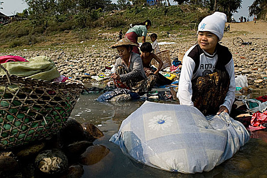 洗衣服,伊洛瓦底江,克钦邦,缅甸