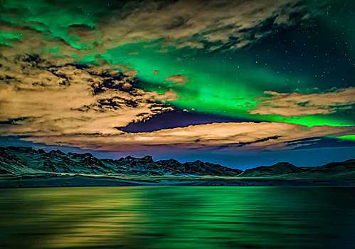 北极光,上方,湖,冰岛,多云,晚间,反射
