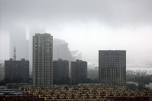 山东省日照市,海面上风起云涌变幻莫测,乌云翻滚带来大风大雨,气象部门再发暴雨黄色预警