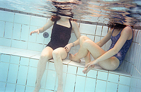 两个女孩,坐,游泳池