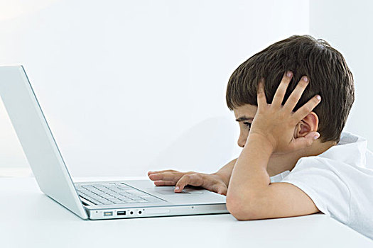 小男孩,使用笔记本,电脑,拿着,头部,侧面视角