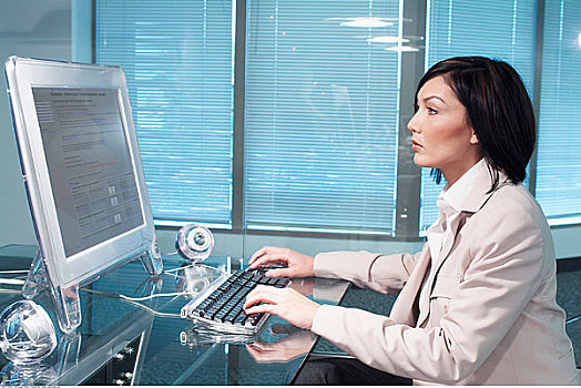 职业女性,用电脑