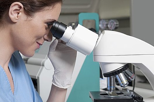 女性,实验室人员,分析,样品,显微镜