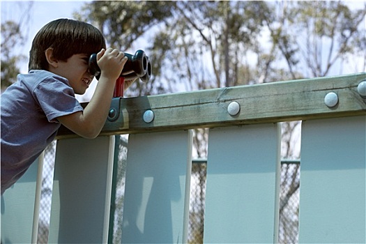 男孩,4-6岁,看穿,一对,双筒望远镜,倚靠,栅栏,侧面