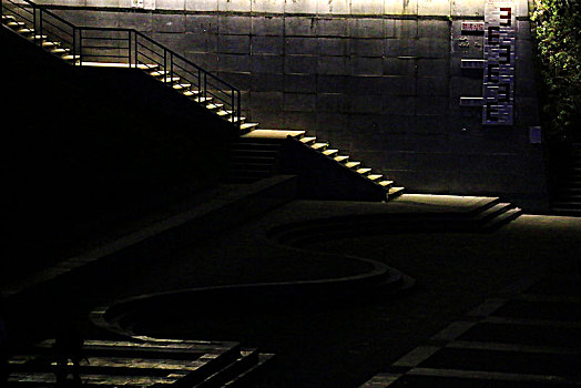 黑暗中的楼梯