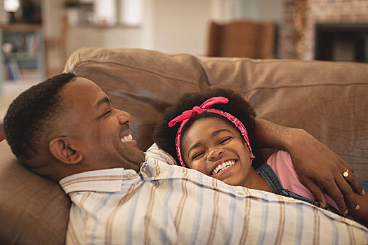 高兴,美国黑人,父亲,女儿,放松,沙发