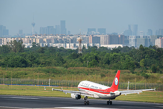 四川航空公司的空中客车飞机降落在成都双流机场