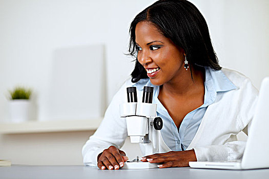 漂亮,女黑人,工作,显微镜