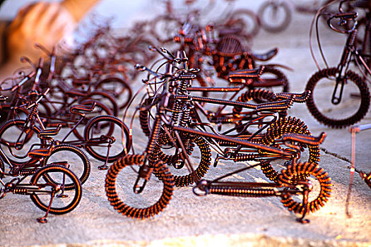 用铜丝手工编织的自行车艺术品