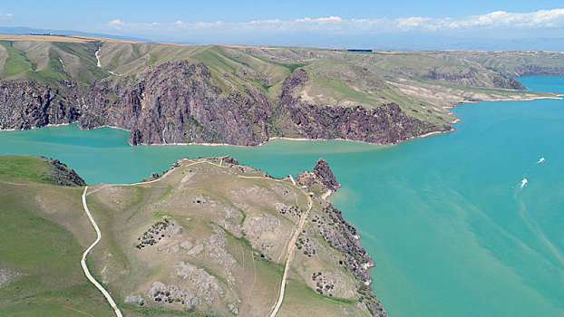 新疆特克斯库什塔依水库,镶嵌在高山草原上的绿宝石