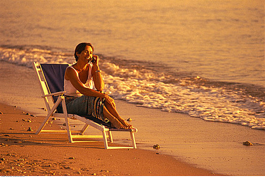 坐,女人,折叠躺椅,海滩,手机