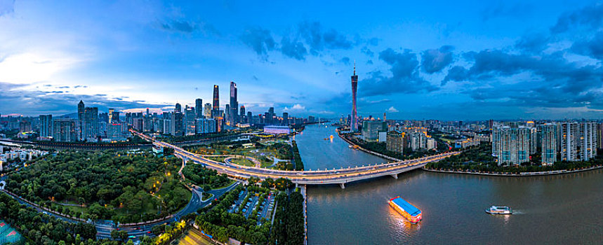 航拍广州塔与珠江新城夜景全景图