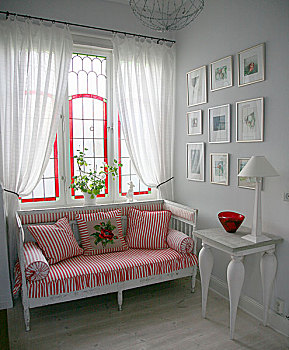 瑞典,风格,沙发,红色,条纹,垫子,下方,窗户,透明,帘