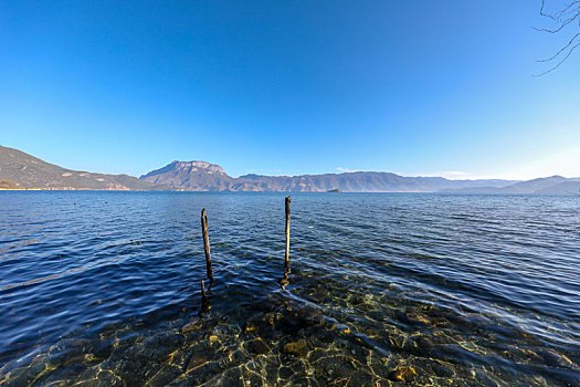 波光粼粼的泸沽湖湖面