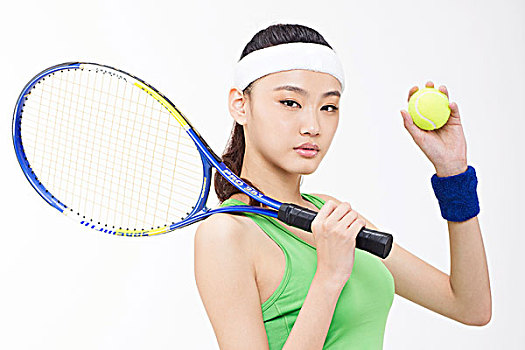 青年女性拿着网球拍