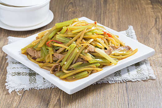 中式家常菜肴芹菜肉炒土豆条