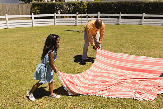 爷爷,孙女,放置,野餐毯,后院
