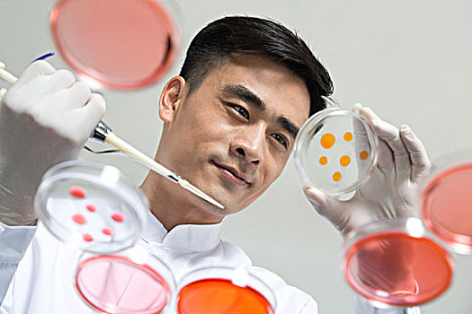 科學家在實驗室做科學實驗