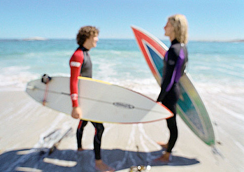 两个,年轻,男人,拿着,冲浪板,海滩,面对面