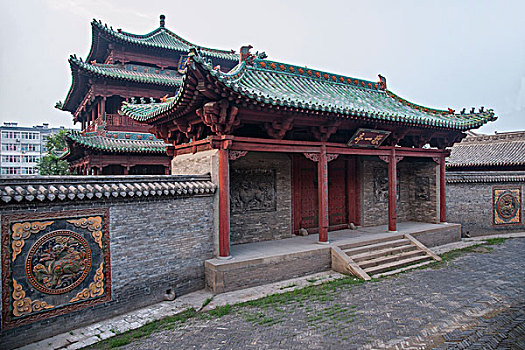 查干湖畔著名藏传佛教古刹之一----妙因寺僧房门与铜鼎