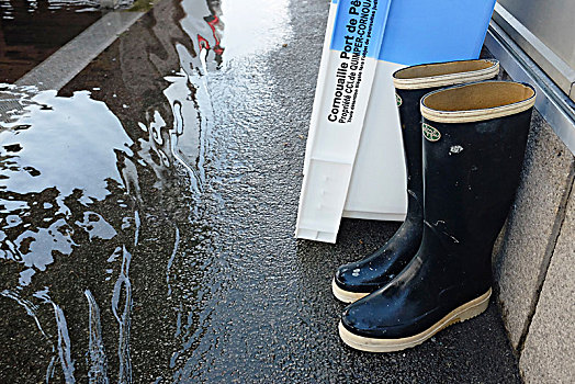 胶靴,洪水