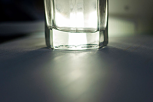 幽暗光线环境中玻璃水杯的局部