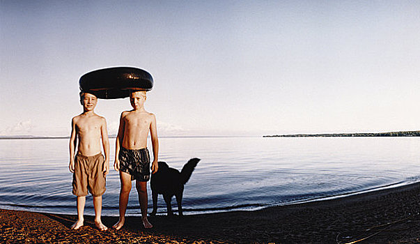 两个男孩,泳衣,海滩,内胎,头部,苏必利尔湖